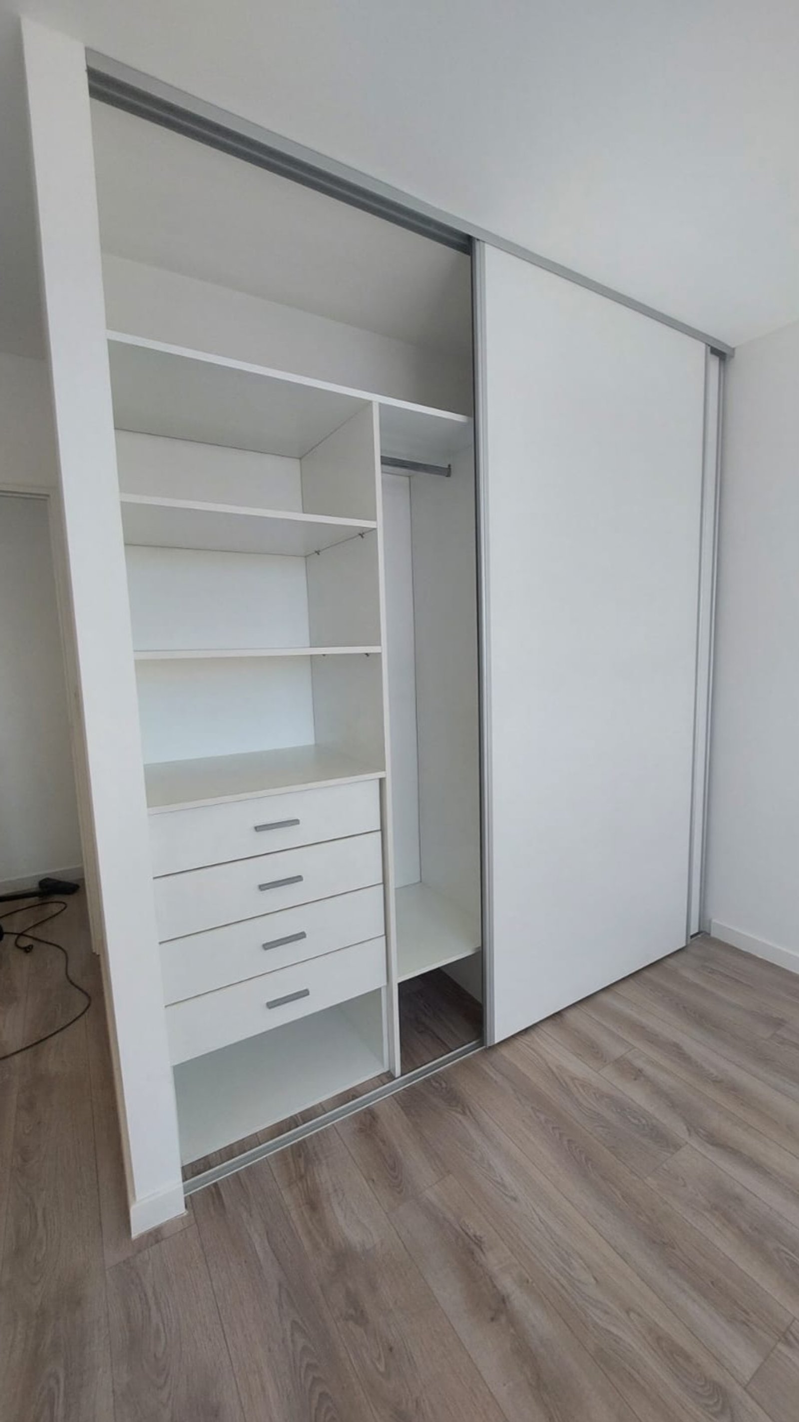 Closet branco moderno com prateleiras e gavetas, porta de correr — projeto BA, por Arquitecta, em B1605 Munro